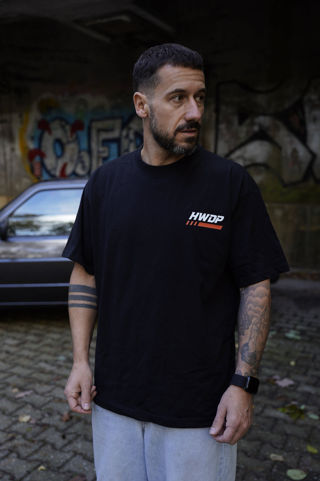 HOWDEEP OFFSET T-Shirt Black getragen – Frontansicht