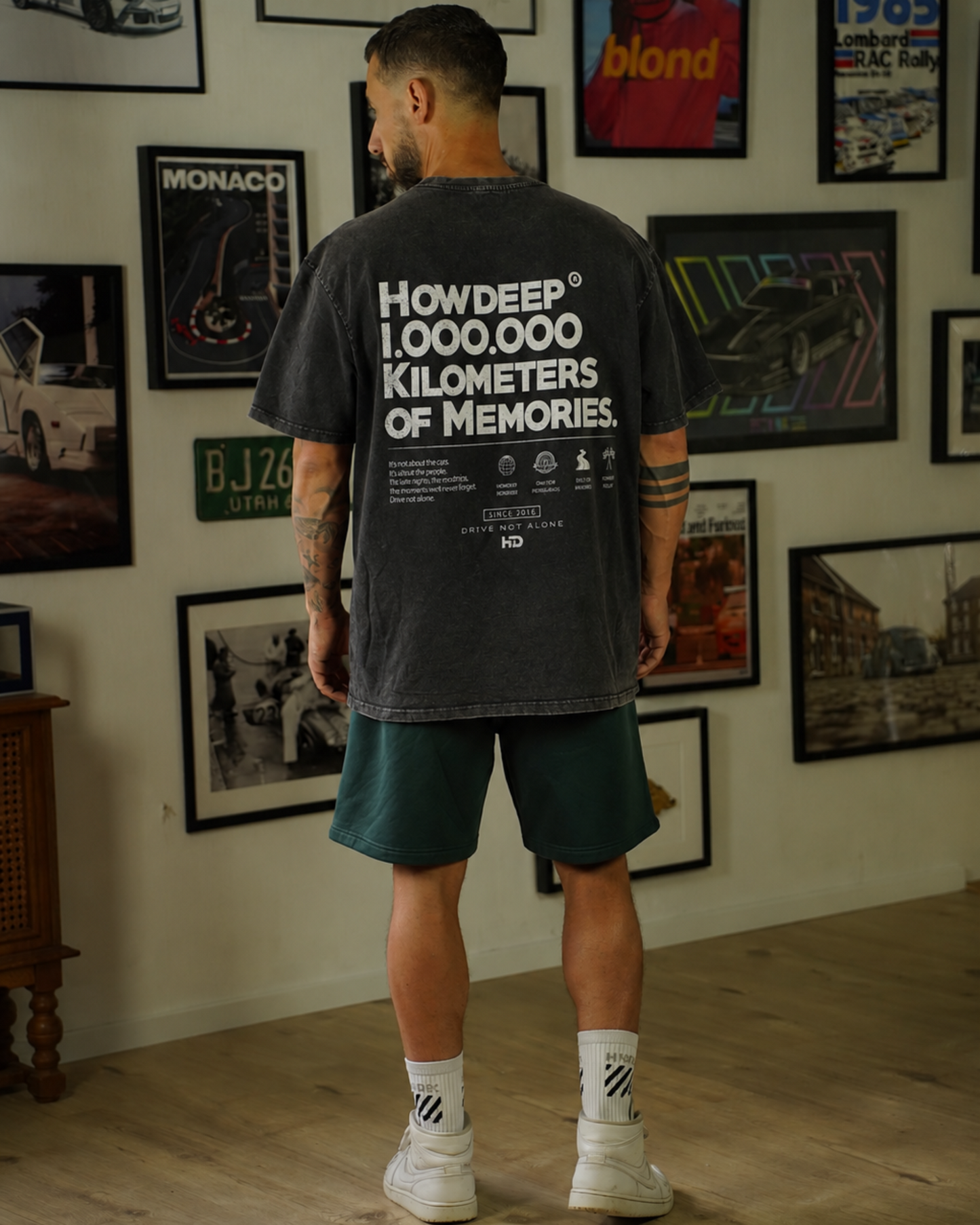 VORBESTELLUNG ONE MILLON STONED – HOWDEEP Premium T-Shirt Black