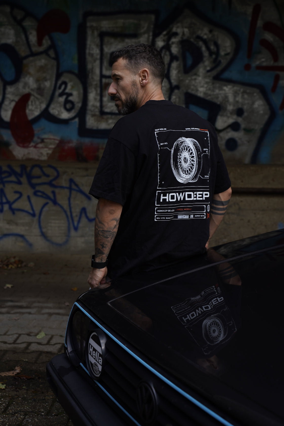 HOWDEEP OFFSET T-Shirt Black getragen – Backprint vor Youngtimer