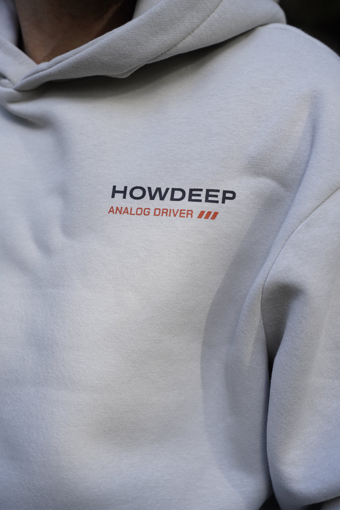 HOWDEEP MANUELL SHIFTER Hoodie Light Asphalt – Detail Brustprint